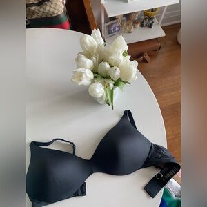 NWT SKIMS Classic Black Bra - wireless
